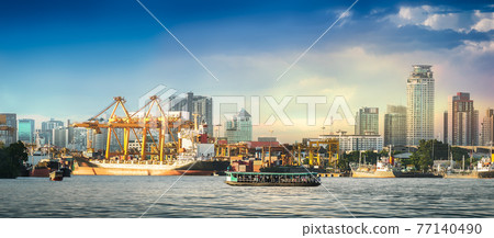 Shipping port in city 77140490