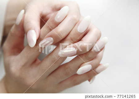 Join hands with white nails 77141265