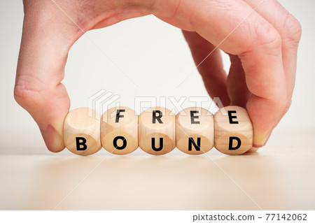 The concept is free and bound up on wooden cubes. The concept is free and bound up on wooden cubes. 77142062