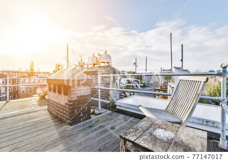 Clean empty roof 77147017