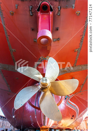 Giant screw of tanker built at shipyard (Tsu City, Mie) 77147114