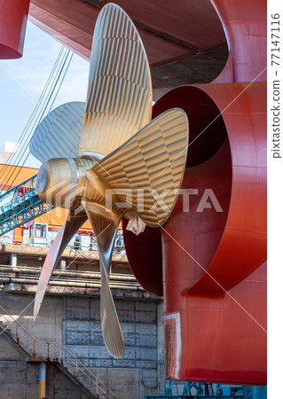 Giant screw of tanker built at shipyard (Tsu City, Mie) 77147116