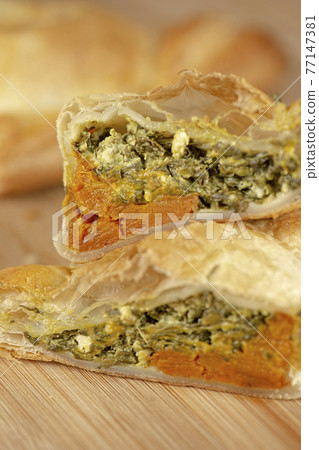 Spinach triangle with danish feta and pumpkin 77147381