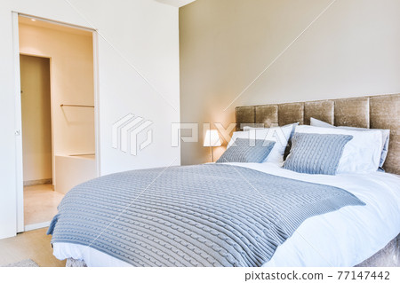 Spacious bedroom in modern flat Spacious bedroom in modern flat 77147442
