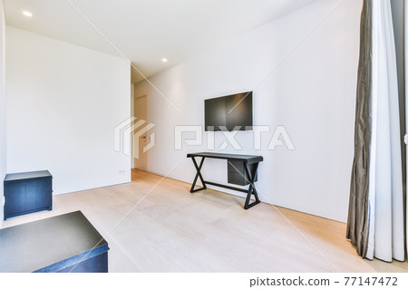Spacious room in modern flat 77147472