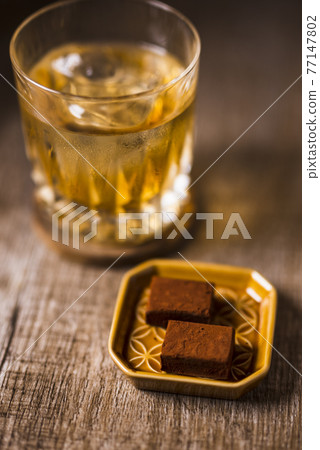 Lock of whiskey 77147802