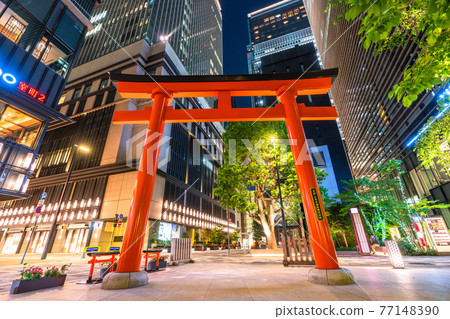 《東京》清新的綠色日本橋室町·帶鳥居的辦公區 77148390