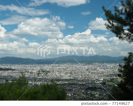 京都嵯峨野小倉山的城市景觀 77149627