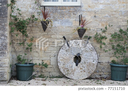 Walls of luxury cottage "Arlington Mill" in Bibury, Cotswolds, England 77151710