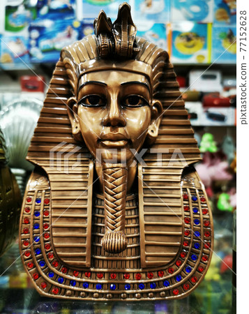 tutankhamun statue as nice souvenir 77152628