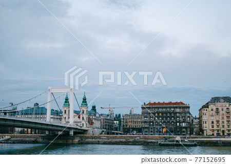 Elizabeth Bridge over the Danube in Budapest. Side view 77152695