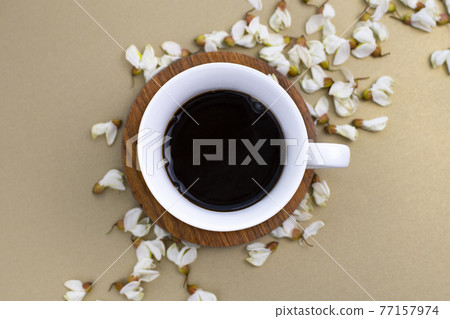 金色背景上的咖啡、花瓣和複製空間 77157974