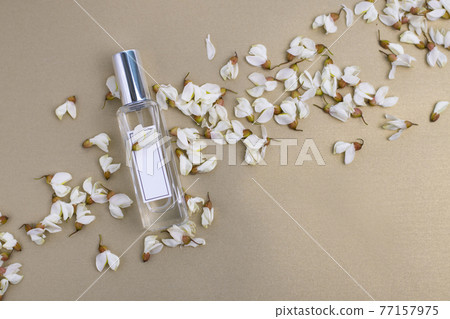 金色背景花瓣的化妝品模型 77157975