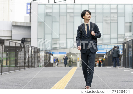 30 歲出頭的男性通勤形象 77158404