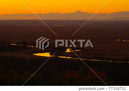 流經釧路沼澤的夕陽釧路川 流經釧路沼澤的夕陽釧路川 77158732