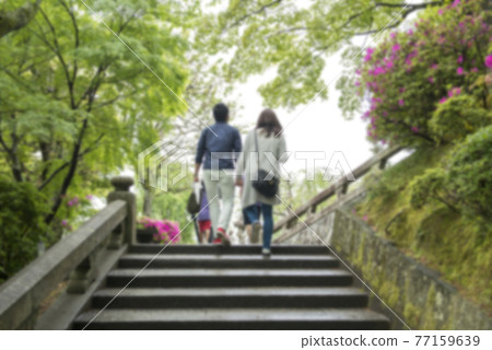 Back view of young men and women dating (with blurring) Back view of young men and women dating (with blurring) 77159639