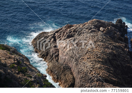 陡峭懸崖上的岩石海岸 77159801