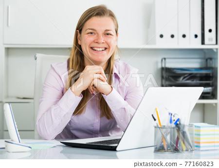Woman posing cheerfully 77160823