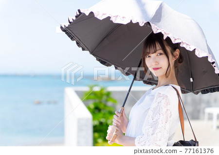 A parasol woman 77161376