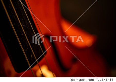 大提琴特寫 77161811