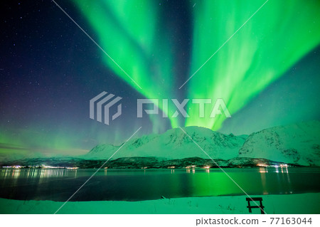 反射在峽灣上的極光景色 77163044