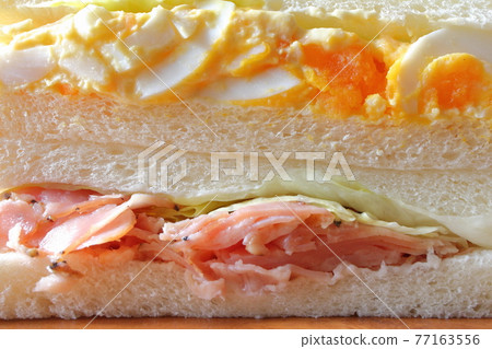雞蛋三明治和熏牛肉三明治 雞蛋三明治和熏牛肉三明治 77163556