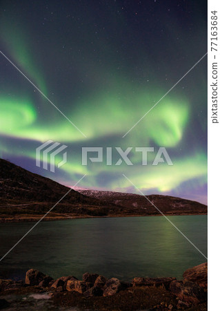 Aurora view reflected on the fjord 77163684