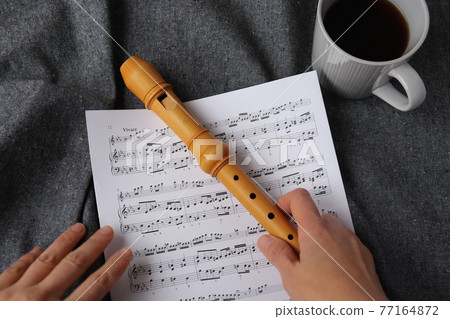 帶木製錄音機的女手 77164872