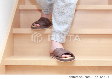 Men's feet down the stairs 77165394
