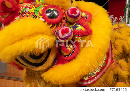 生動的中國舞獅 77165433