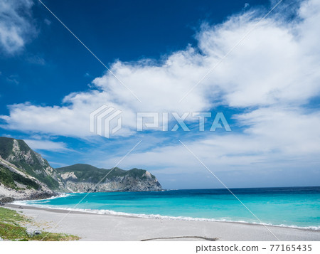 神津島海藍色的大海和白沙灘Takowan的仲夏風光 77165435