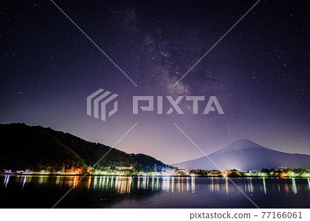 (Yamanashi Prefecture) Silhouette of the Milky Way and Mt. Fuji, Lake Kawaguchi (Yamanashi Prefecture) Silhouette of the Milky Way and Mt. Fuji, Lake Kawaguchi 77166061