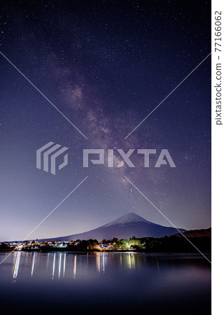 (Yamanashi Prefecture) Silhouette of the Milky Way and Mt. Fuji, Lake Kawaguchi (Yamanashi Prefecture) Silhouette of the Milky Way and Mt. Fuji, Lake Kawaguchi 77166062