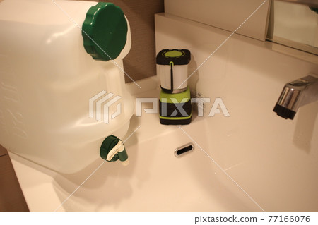 Place the water tank in the washroom and use it in the event of a disaster Place the water tank in the washroom and use it in the event of a disaster 77166076