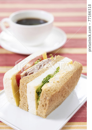 Delicious sandwiches and coffee 77166318