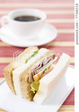 Delicious sandwiches and coffee 77166319