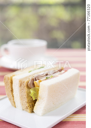 Delicious sandwiches and coffee 77166320