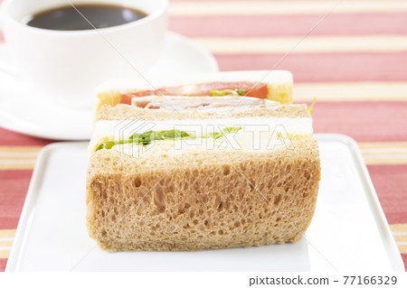 美味的三明治和咖啡 77166329