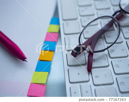 企業形象,文件,鍵盤,眼鏡,便簽,手錶,女士 企業形象,文件,鍵盤,眼鏡,便簽,手錶,女士 77167263