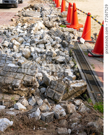 Promenade during pavement work 77167529