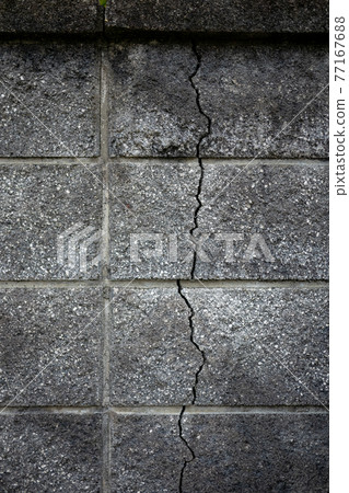 有裂縫的危險砌塊牆 77167688