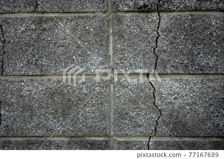 Dangerous block wall with cracks 77167689