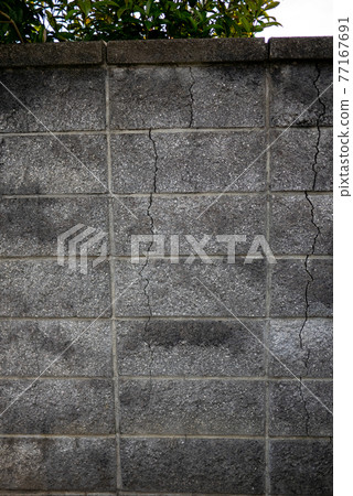 Dangerous block wall with cracks Dangerous block wall with cracks 77167691