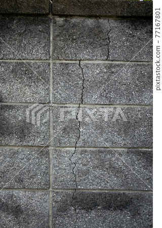 Dangerous block wall with cracks 77167801