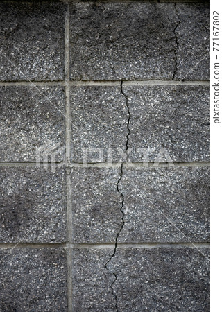 Dangerous block wall with cracks Dangerous block wall with cracks 77167802