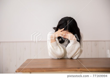 一個女人抱著一個頭 77169994