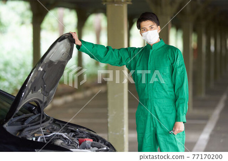 Auto mechanic wearing a mask 77170200