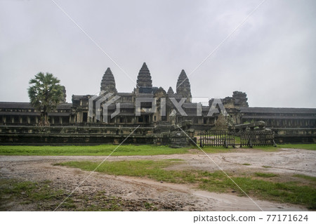 Angkor Wat is the largest temple in the world, it rains in the rainy season (Cambodia, 2019) 77171624