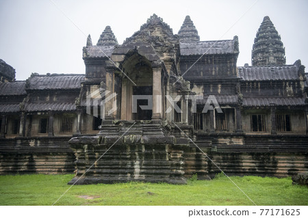Angkor Wat is the largest temple in the world, it rains in the rainy season (Cambodia, 2019) 77171625