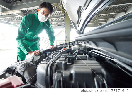Auto mechanic working with a mask on Auto mechanic working with a mask on 77171643